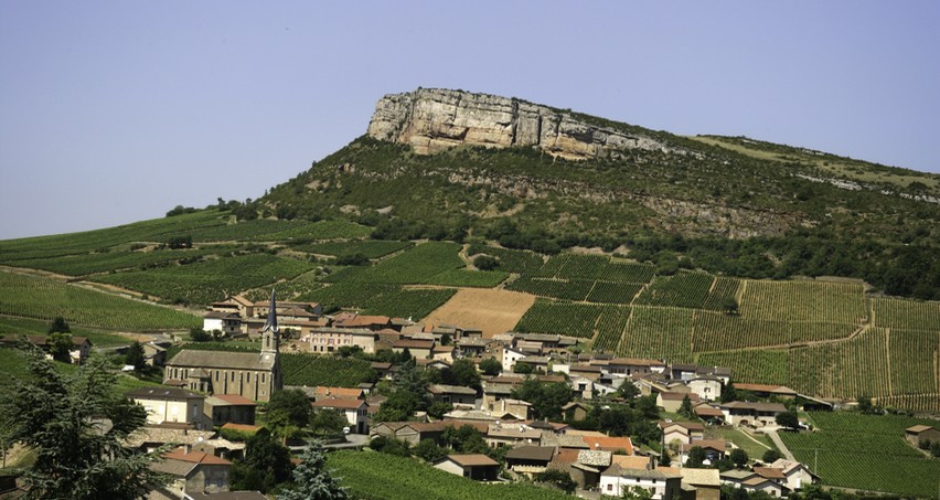 La Roche de Vergisson, escarpement calcaire moins connu que sa voisine de Solutré (Alt 485 m)