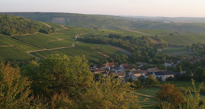 Le petit village d'Amigny se réveille (Côte des Monts Damnés en arrière-plan)
