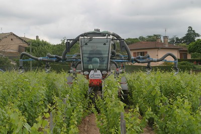 Tracteur permettant de traiter 6 rangs